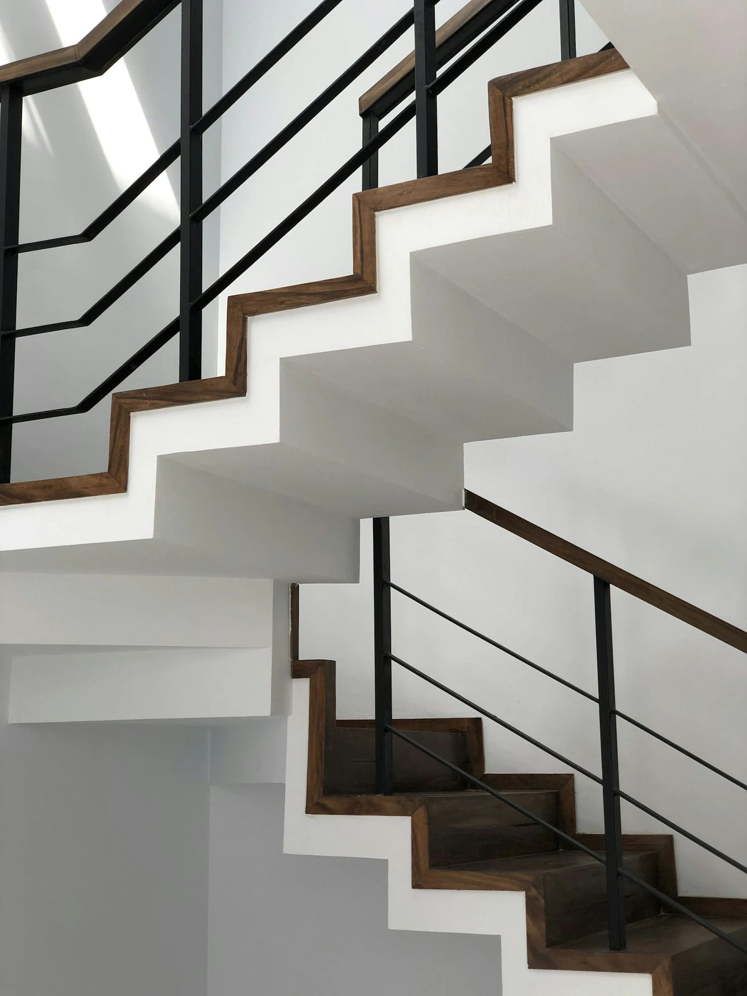 Escalier contemporain en béton et bois, structure géométrique