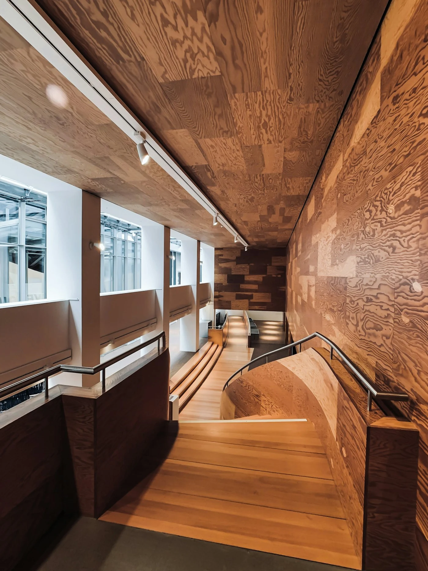 Cage d'escalier en bois, atrium intérieur