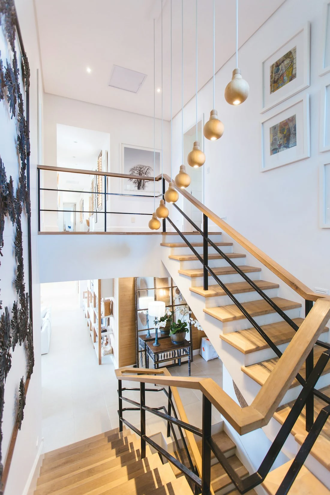 Escalier bois rénové, intérieur lumineux